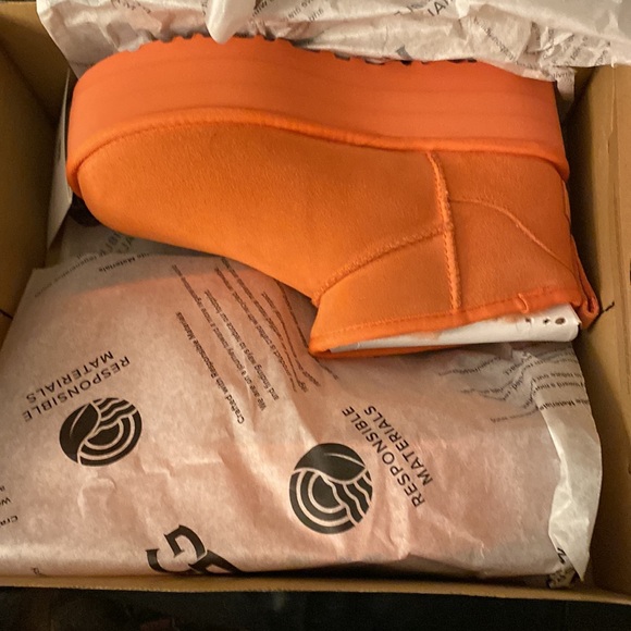 UGG Classic Ultra Mini Platform  Boots - Picture 6 of 6